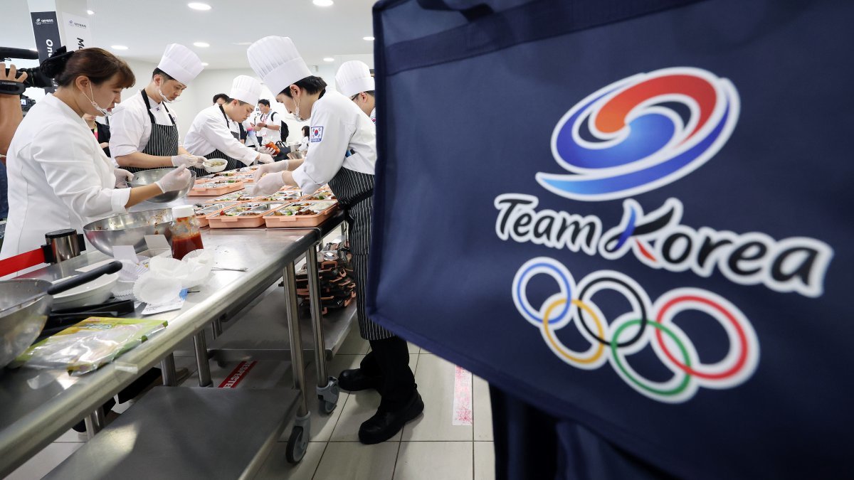 21일(한국시간) 대한민국 선수단의 사전캠프인 프랑스 퐁텐블로 ‘팀코리아 파리 플랫폼’에서 영양사와 요리사들이 선수촌에 입촌해 있는 탁구와 체조 선수들의 도시락 배달을 위해 준비하고 있다. 2024.7.21/뉴스1