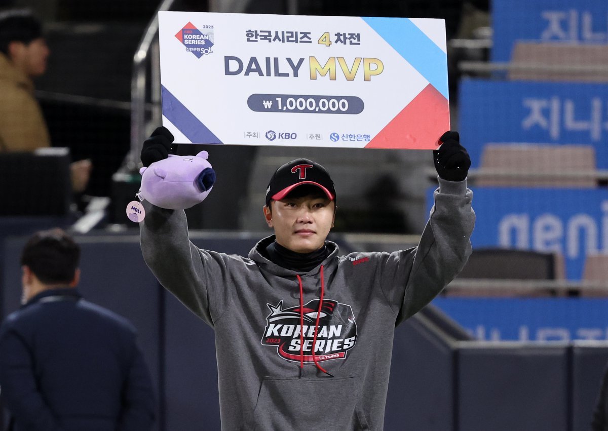 11일 오후 경기도 수원시 장안구 수원KT위즈파크에서 열린 ‘2023 신한은행 SOL KBO 포스트시즌’ 한국시리즈 4차전 kt 위즈와 LG 트윈스의 경기, 5.2이닝 3피안타 3삼진 1실점으로 승리투수가 된 LG 김윤식이 4차전 데일리 MVP에 선정된 뒤 기념 촬영을 하고 있다. 2023.11.11. 뉴스1