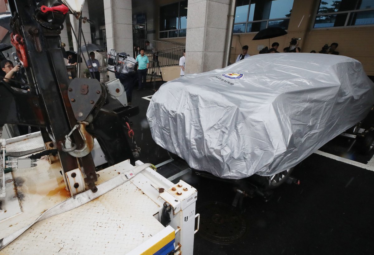 경찰이 견인차로 시청역 사고 차량을 이동시키고 있다. 2024.7.2/뉴스1 ⓒ News1