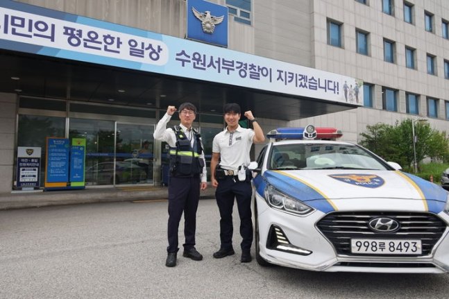 교통순찰 중 의식을 잃은 운전자 사고를 목격, 생명을 구한 수원서부경찰서 교통관리계 소속 남상원 경위와 우한얼 순경. (사진=경기남부경찰청 제공)