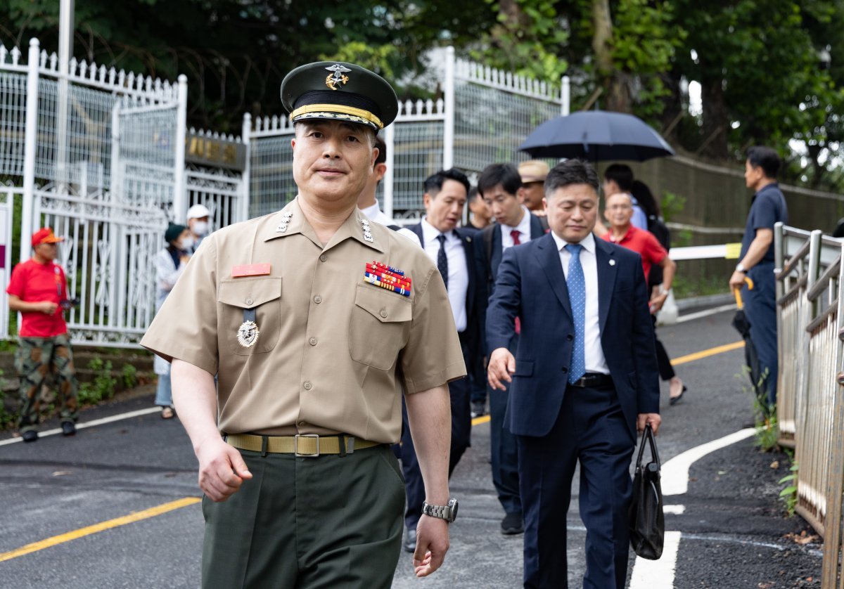 채 해병 순직사건 수사 이첩 관련 항명 및 상관명예훼손 혐의로 기소된 박정훈 전 해병대 수사단장(대령)이 23일 오후 서울 용산구 중앙지역군사법원에서 열린 6차 공판을 마친 후 밖으로 나오고 있다. 2024.7.23 뉴스1