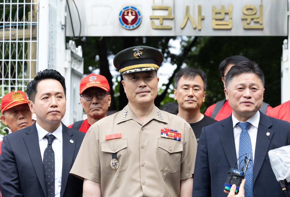 채 해병 순직사건 수사 이첩 관련 항명 및 상관명예훼손 혐의로 기소된 박정훈 전 해병대 수사단장(대령)이 23일 오후 서울 용산구 중앙지역군사법원에서 열린 6차 공판을 마친 후 변호인단의 발언을 듣고 있다. 2024.7.23 뉴스1