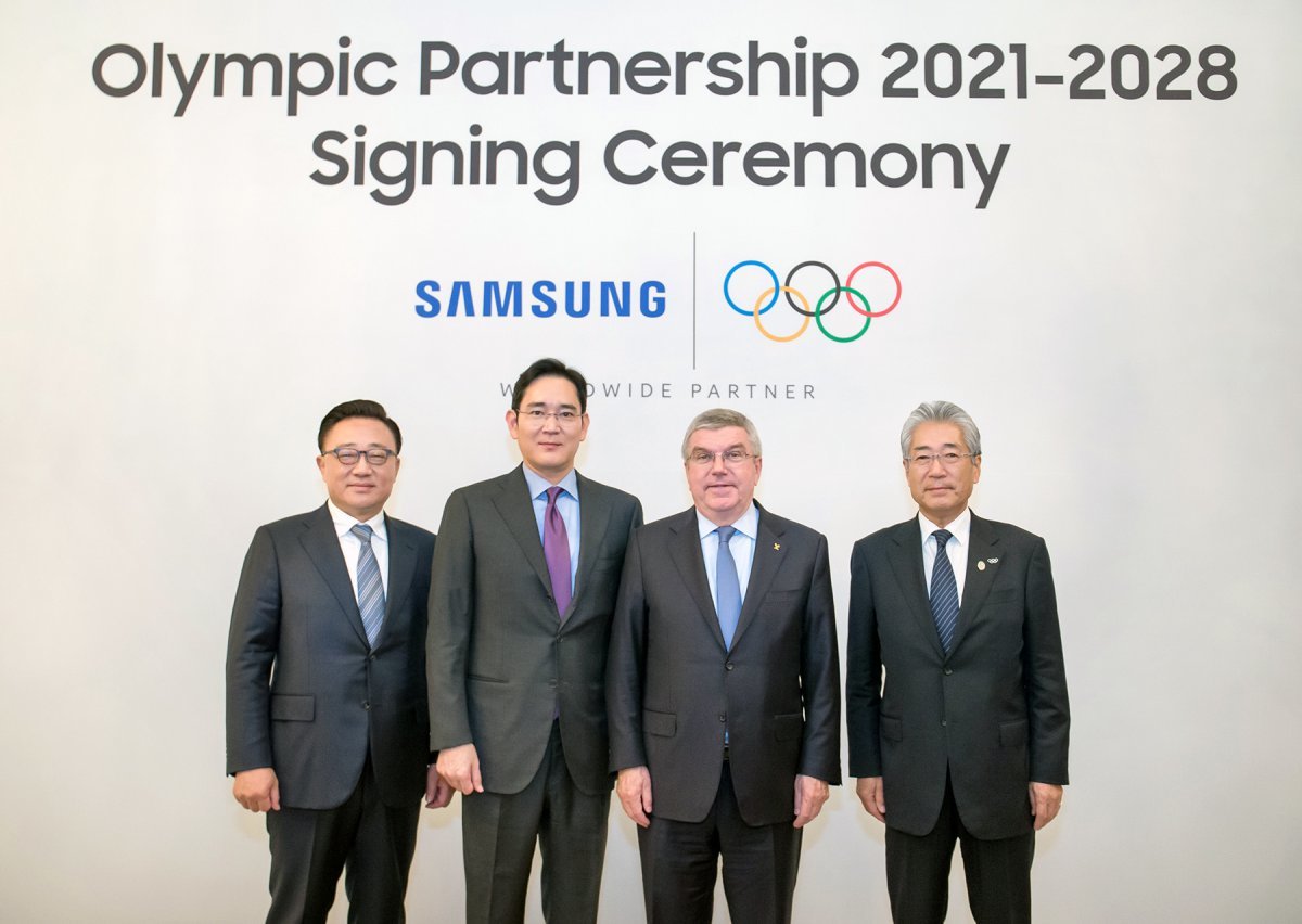 삼성전자가 국제올림픽위원회(IOC)와 2020년까지였던 올림픽 공식후원 계약 기간을 2028년까지로 연장했다고 4일 전했다. 고동진 삼성전자 IM 부문 대표이사 사장(왼쪽부터), 이재용 삼성전자 회장, 토마스 바흐 IOC 위원장, 다케다 쓰네카즈 IOC 마케팅위원회 위원장이 후원 연장 조인식 후 기념촬영을 하고 있다. 2018.12.4 뉴스1