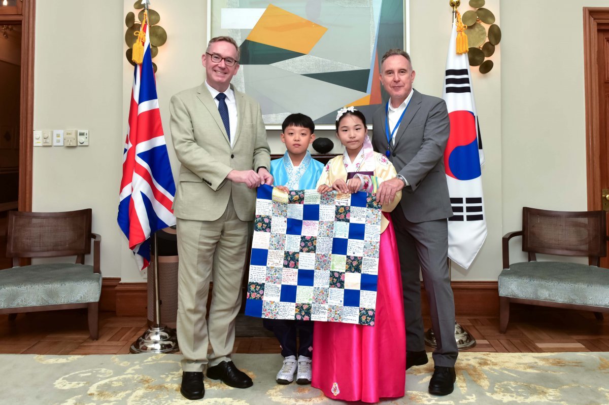 23일 오전 주한영국대사관에서 열린 찰스 3세 국왕 즉위 축하 편지 전달식에서 참석자들이 기념사진을 촬영하고 있다. 콜린 제임스 크룩스 주한영국대사(왼쪽부터), 어린이 대표인 현민재, 김서윤 학생, 폴 클레멘슨 주한영국문화원장 주한영국문화원 제공