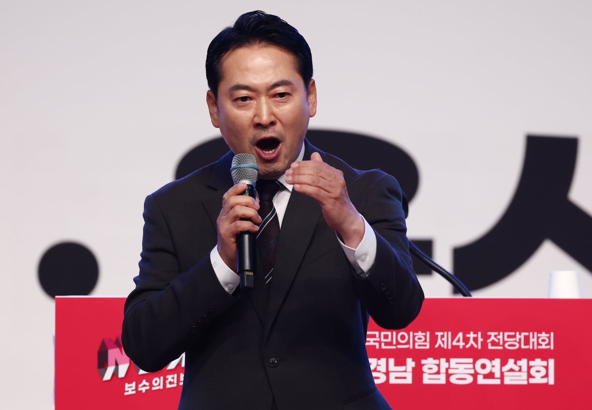 장동혁 국민의힘 최고위원 후보가 10일 부산 해운대구 벡스코 오디토리움에서 열린 국민의힘 제4차 전당대회 부산·울산·경남 합동연설회에서 정견발표를 하고 있다. 2024.7.10/뉴스1