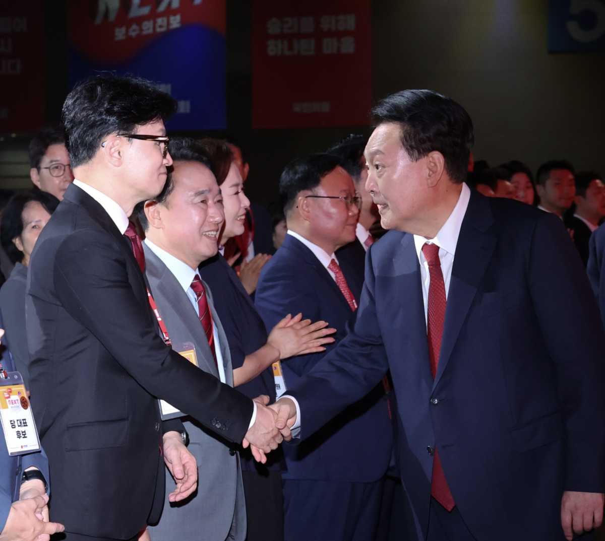 윤석열 대통령이 23일 경기 고양시 일산 킨텍스에서 열린 국민의힘 제4차 전당대회에 입장하며 한동훈 당대표 후보자와 인사하고 있다. 2024.07.23. 뉴시스