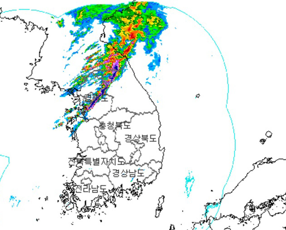 23일 새벽 기상청 관측 레이더 영상. 정체전선(장마전선)이 남북으로 좁고 동서로 길게 늘어서 있다. 기상청 제공