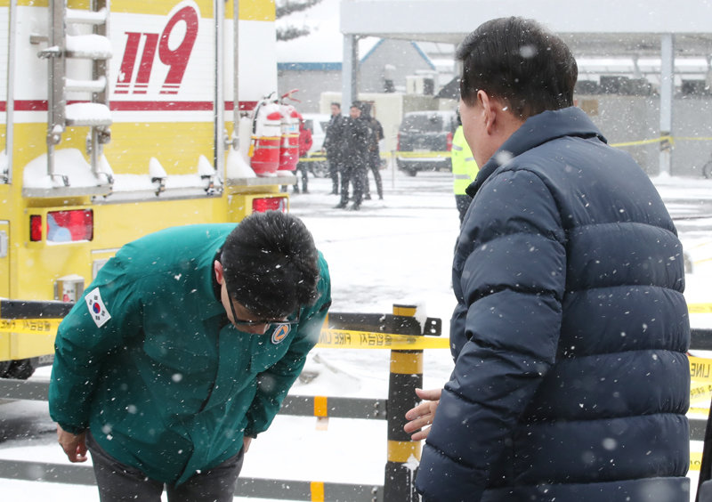 국민의힘 한동훈 신임 대표가 당 비상대책위원장이었던 1월 23일, 화재가 발생한 충남 서천 특화시장에서 윤석열 대통령을 만나 인사하고 있다. 서천=뉴스1