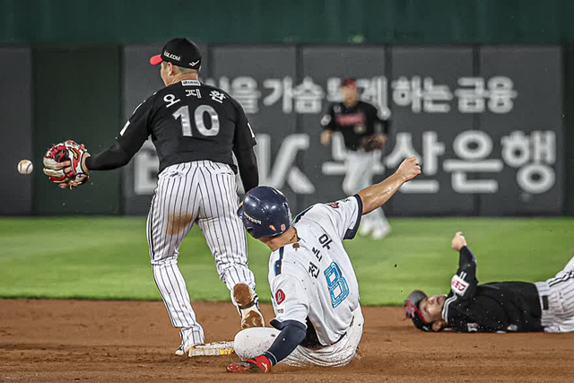 Cena em que Lotte aproveita para carregar as bases com um corredor na base devido a uma rebatida no final da sexta entrada do jogo de Sajik no dia 23.  Enviada por Lottie