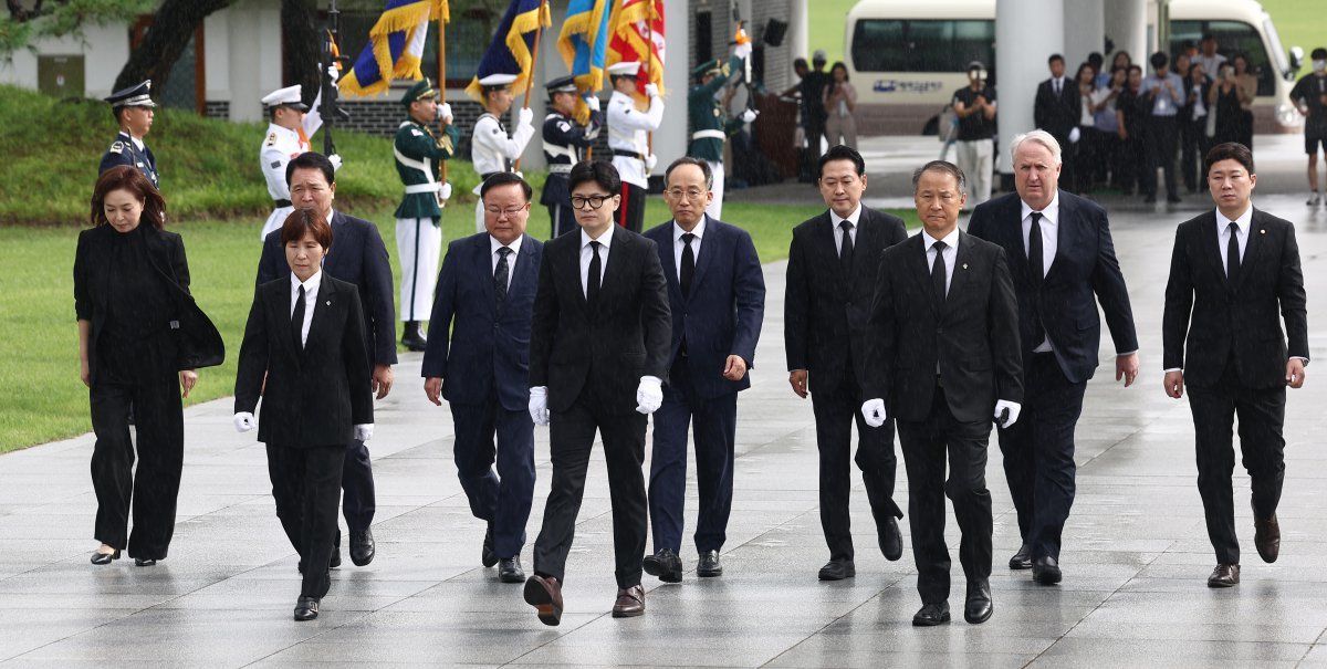 한동훈 국민의힘 대표와 추경호 원내대표, 최고위원들이 24일 오전 서울 동작구 국립서울현충원에서 참배하기 위해 입장하고 있다. 2024.7.24/뉴스1