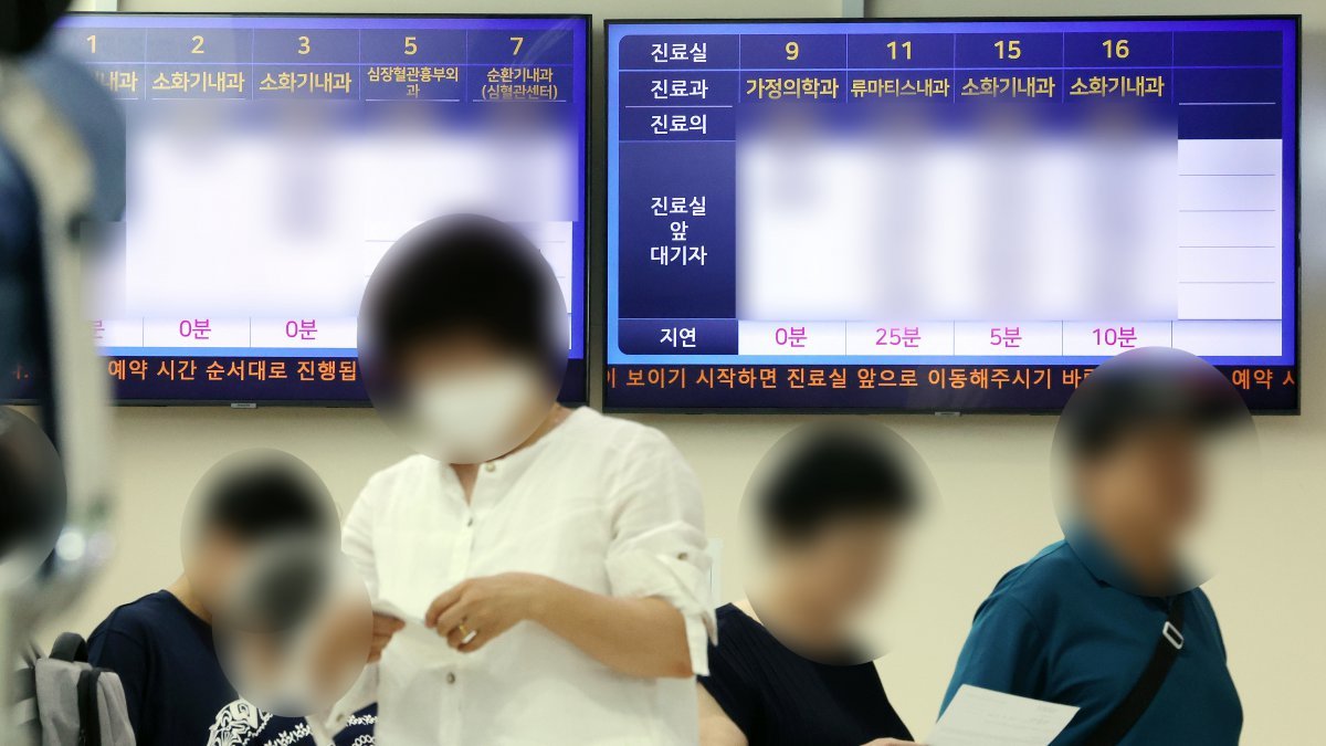 지난달 18일 서울 시내 한 종합병원에 설치된 모니터에 진료 지연 안내 문구가 나오고 있다. 뉴스1