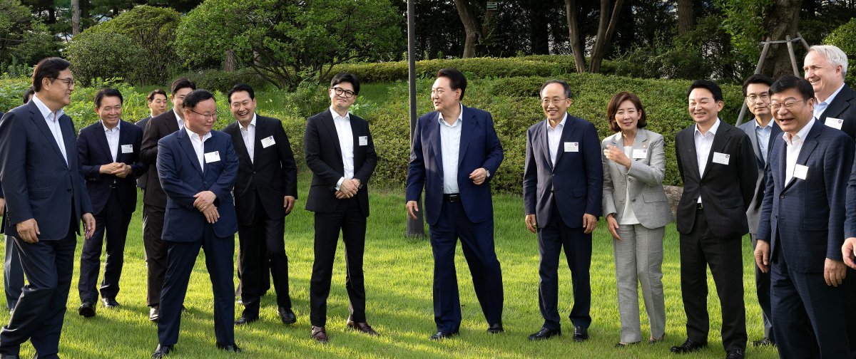 윤석열 대통령이 24일 오후 서울 용산구 대통령실 청사에서 국민의힘 신임지도부 만찬에 앞서 한동훈 국민의힘 신임 대표를 비롯한 지도부와 대화를 나누고 있다. (대통령실 제공) 2024.7.24. 뉴스1