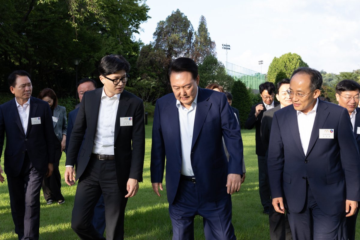 윤석열 대통령이 24일 오후 서울 용산구 대통령실 청사에서 신임 지도부와 만찬에 앞서 한동훈 국민의힘 신임 대표와 대화를 나누고 있다. (대통령실 제공) 2024.7.24/뉴스1