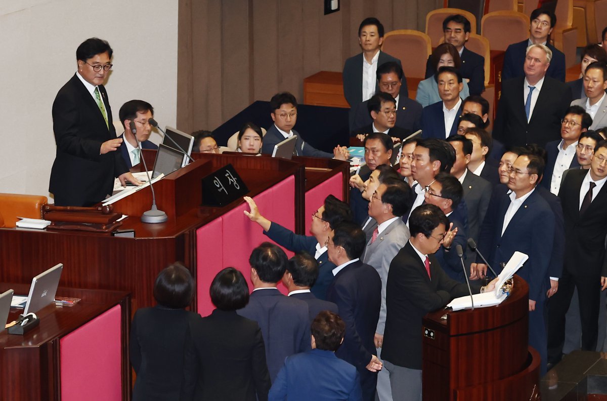 국민의힘 의원들이 4일 오후 서울 여의도 국회 본회의장에서 우원식 국회의장이 ‘순직 해병 수사 방해 및 사건 은폐 등의 진상규명을 위한 특별검사의 임명 등에 관한 법률안에 대한 무제한 토론 종결동의의 건’을 상정하자 항의를 하고 있다. 2024.7.4/뉴스1