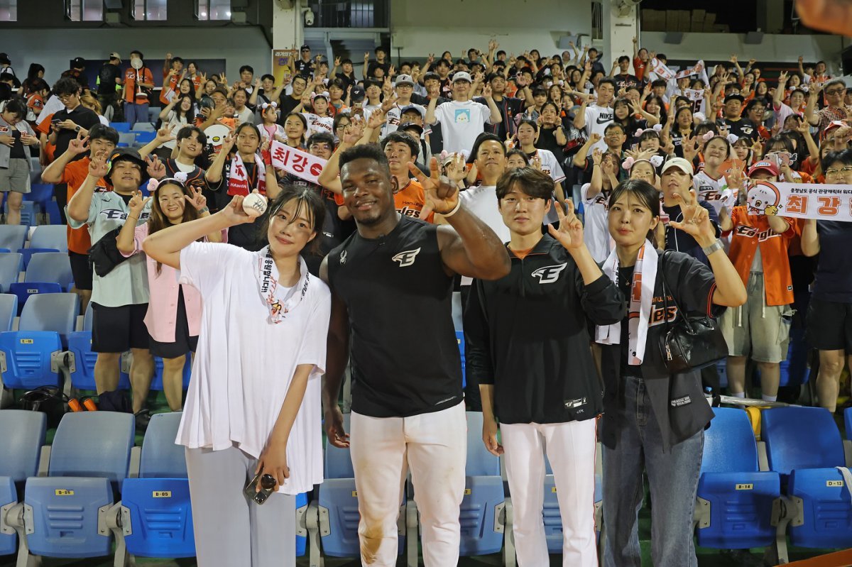 23일 경기 후 팬들과 함께 사진을 찍고 있는 페라자. 한화 제공