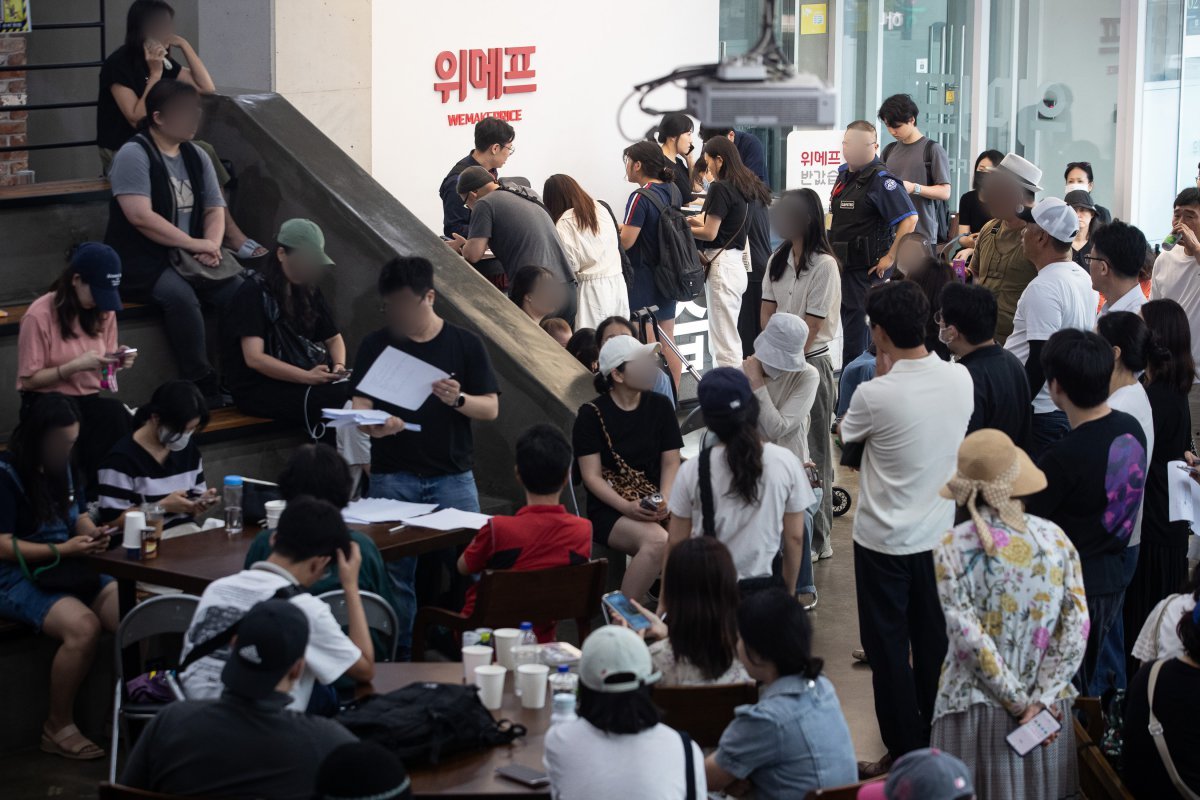 25일 서울 강남구 위메프 본사가 ‘정산 지연 사태’로 환불을 요구하는 고객들로 붐비고 있다. 싱가포르 기반 e커머스인 큐텐 계열사인 위메프와 티몬에선 셀러 대금 정산 지연이 발생하면서 사태 여파가 커지고 있다. 위메프, 티몬에서 PG사들이 철수하면서 현재는 카드 결제 및 취소도 되지 않는 상황이다. 2024.7.25/뉴스1