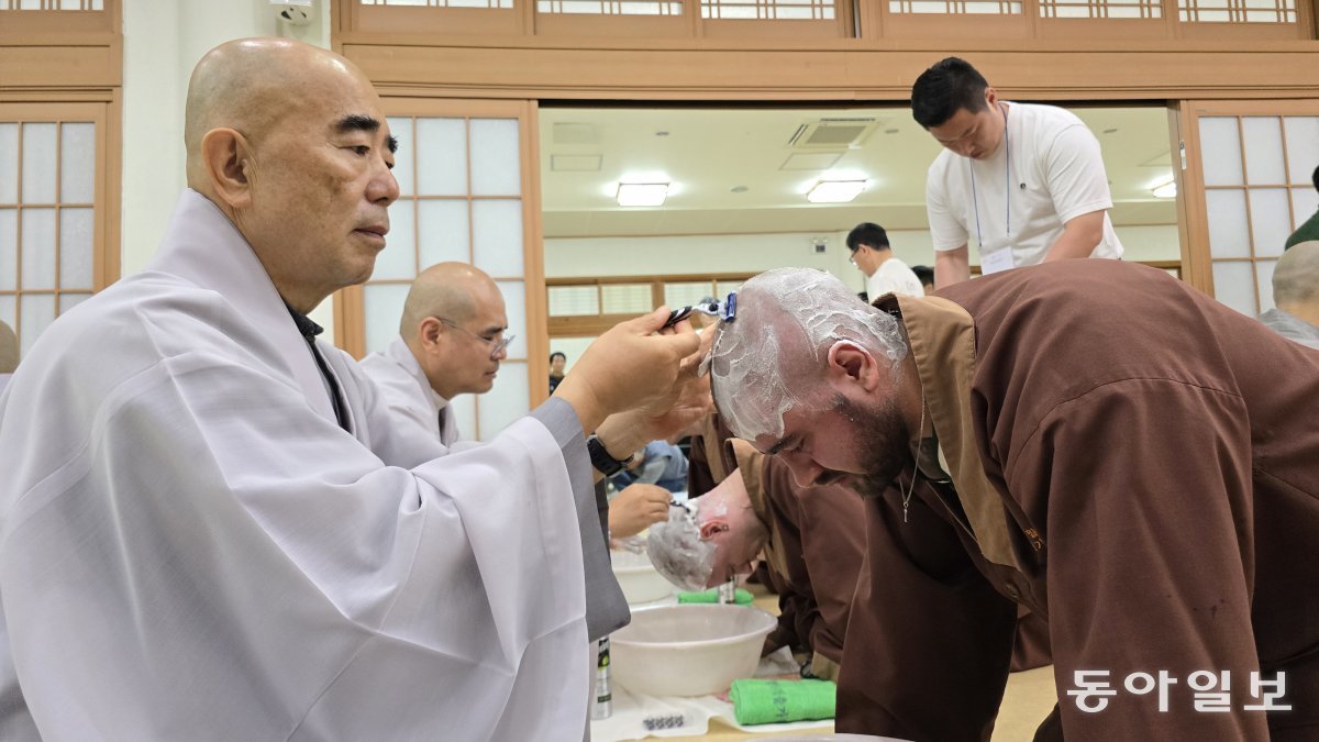 글로벌 명상 수행 프로그램에 참가한 한 외국인이  지난 7일 강원 평창군 오대산 월정사에서 삭발에 참여하고 있다. (사)문수청년회  제공