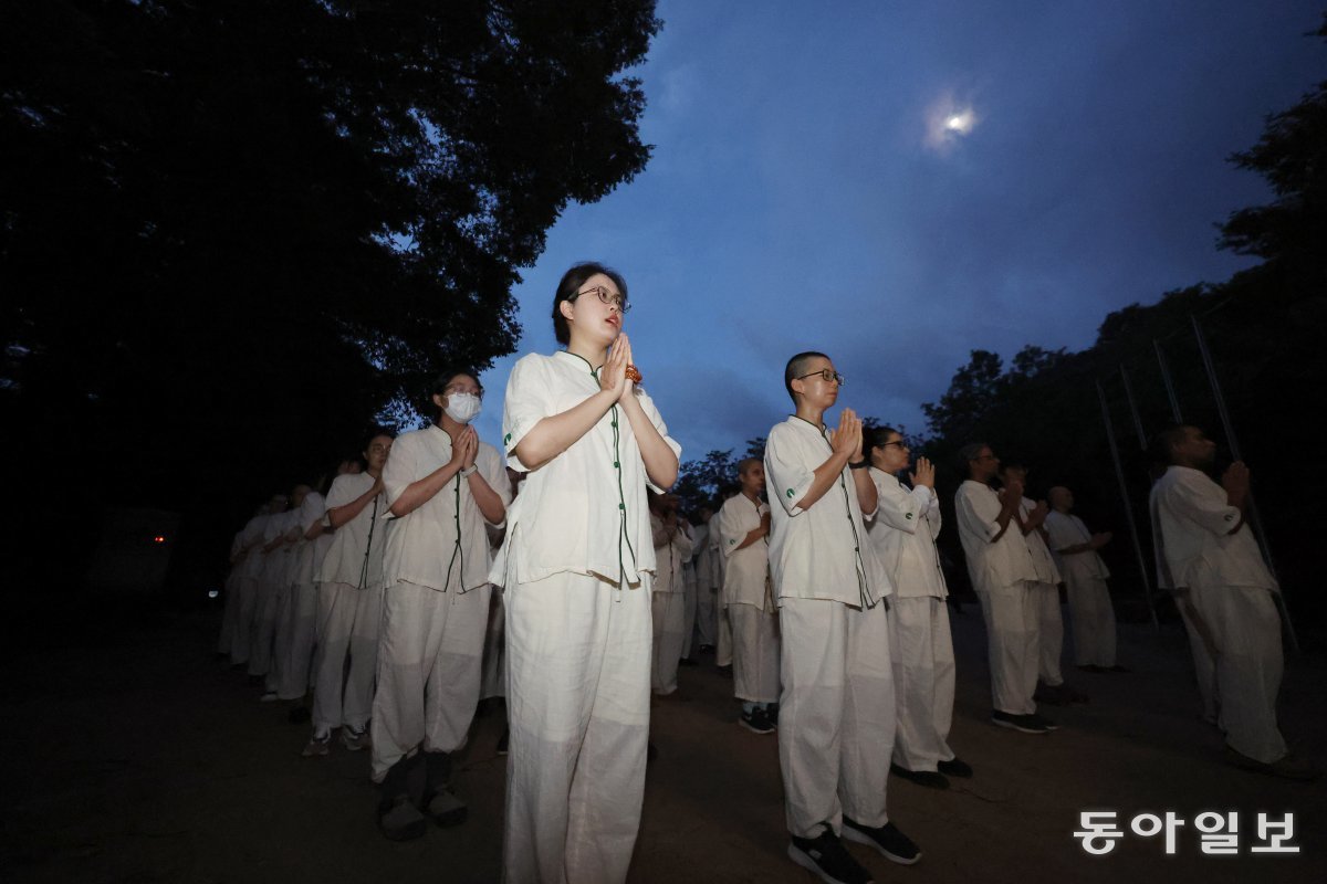 On the 25th, around 70 global youths from 25 countries around the world gathered at the fir forest path of Woljeongsa Temple in Odaesan Mountain, Pyeongchang-gun, Gangwon Province, together with the Munsu Youth Association (Chairman Haegong Seunim) and the Woodenfish Foundation of the United States (Chairman Yifa Seunim), and are performing the Sambo Ilbae to celebrate the opening of the Paris Olympics and pray for world peace. This event was held ahead of the graduation ceremony of the '2024 Woljeongsa-Woodenfish Global Meditation Training Program (Woodenfish Monastic Life Program with Woljeongsa)', which began on the 1st, with around 70 people from 25 countries around the world. Pyeongchang=Reporter Jeon Young-han scoopjyh@donga.com