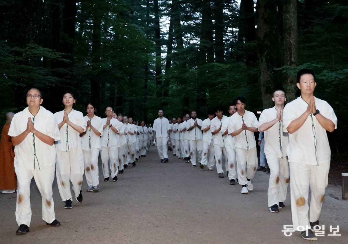 At 5 a.m., young people from around the world are performing the Sambo Ilbae to the sound of moktak and gongs on the fir tree forest path of Woljeongsa Temple. Pyeongchang=Reporter Jeon Yeong-han scoopjyh@donga.com