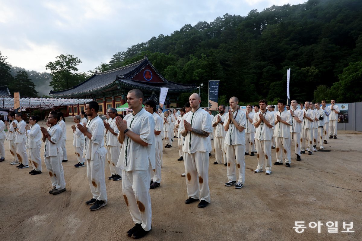 Global youths who completed the Sampo Ilbae are gathered at the 9-story stone pagoda of Woljeongsa Temple to pray for the last time. Pyeongchang=Reporter Jeon Yeong-han scoopjyh@donga.com