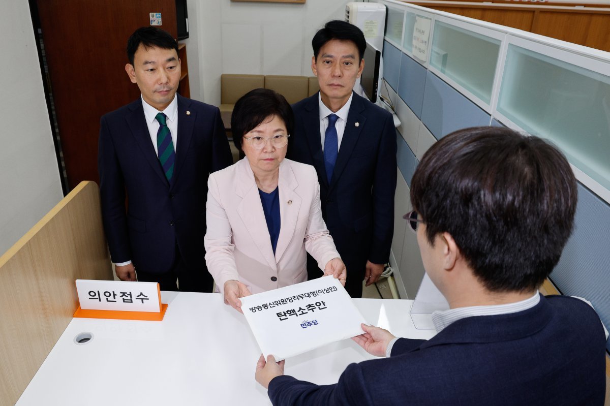 국회 과학기술정보방송통신위원회 더불어민주당 간사인 김현 의원(가운데), 김용민 원내정책수석부대표(왼쪽), 한민수 과방위원이 25일 서울 여의도 국회 의안과에서 방송통신위원장 직무대행(이상인) 탄핵소추안을 제출하고 있다. 2024.7.25/뉴스1