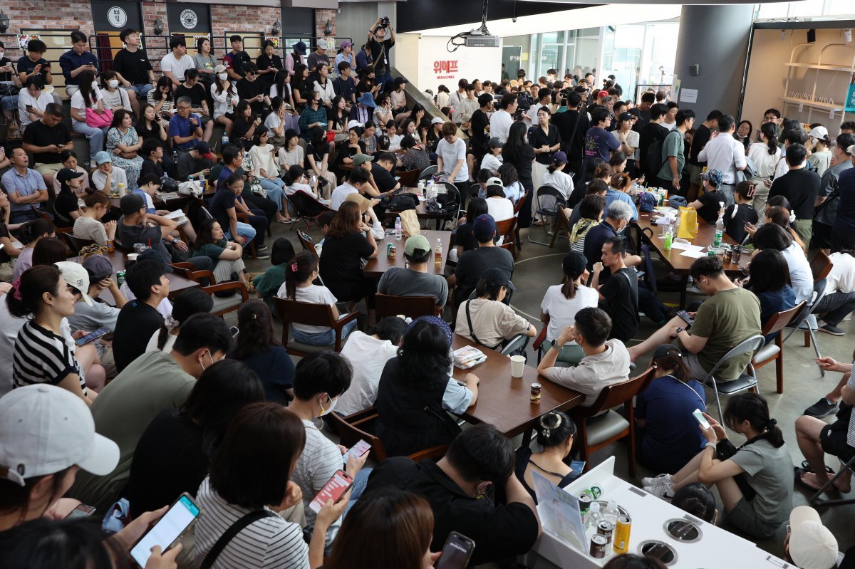 25일 오후 서울 강남구 위메프 본사가 ‘’정산 지연 사태‘’로 환불을 요구하는 고객들로 붐비고 있다.

싱가포르 기반 e커머스인 큐텐 계열사인 위메프와 티몬에선 셀러 대금 정산 지연이 발생하면서 사태 여파가 커지고 있다.

류화현 위메프 대표는 이날 “오늘 책임지고 완수하겠다”고 밝혔다.뉴스1