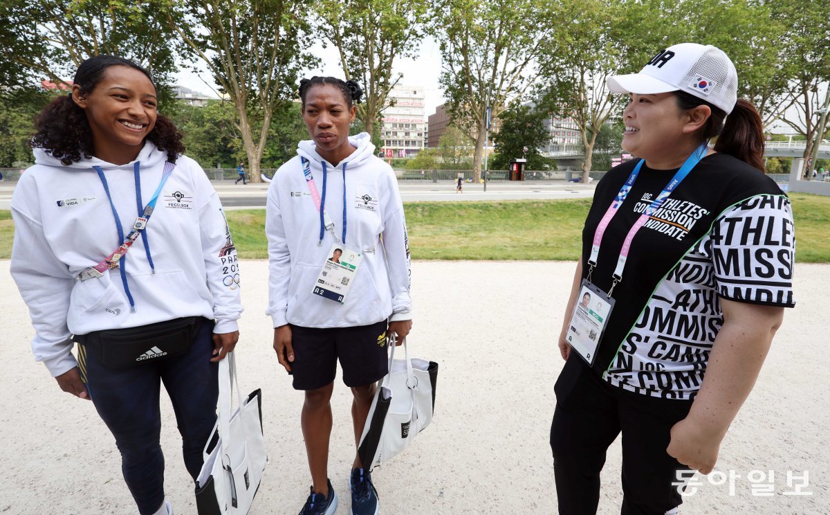 국제올림픽위원회(IOC) 선수위원에 도전하는 ‘골프 여제’ 박인비가 24일(현지시간) 프랑스 파리 외곽 생드니에 위치한 올림픽 선수촌에서 각 국 선수들에게 지지를 호소하고 있다. 2024.7.24/생드니=양회성 기자 yohan@donga.com