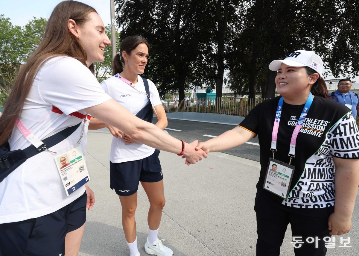 국제올림픽위원회(IOC) 선수위원에 도전하는 ‘골프 여제’ 박인비가 24일(현지시간) 프랑스 파리 외곽 생드니에 위치한 올림픽 선수촌에서 각 국 선수들에게 지지를 호소하고 있다. 2024.7.24/생드니=양회성 기자 yohan@donga.com