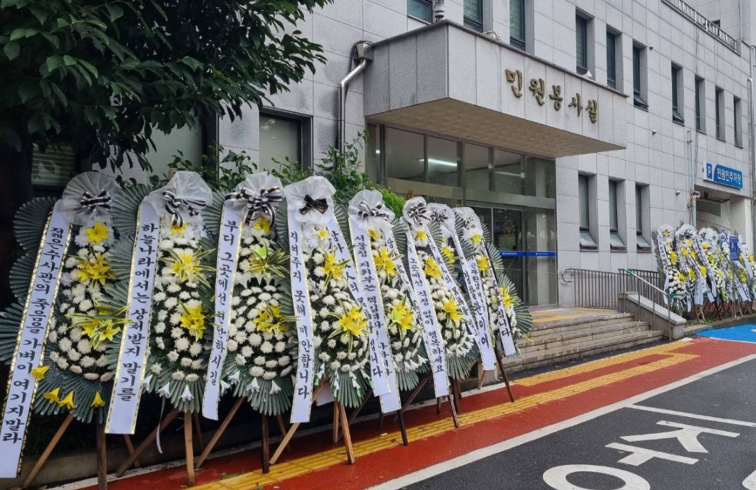 22일 서울 관악경찰서 앞에 송모 경위를 애도하는 “젊은 수사관의 죽음을 가벼이 여기지 말라” 등 내용이 담긴 근조 화환이 늘어서 있다. 직협 제공