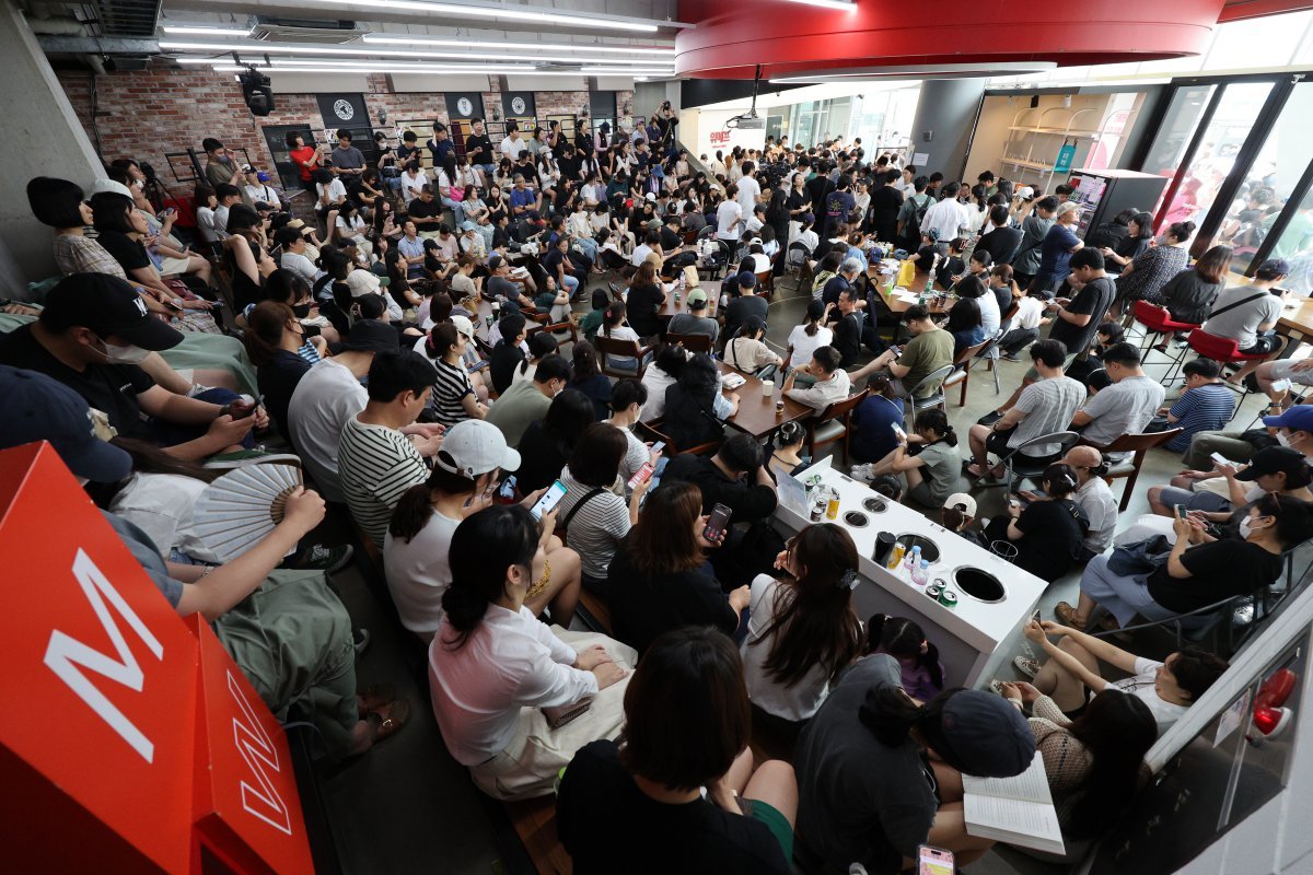 25일 오후 서울 강남구 위메프 본사가 ‘정산 지연 사태’로 환불을 요구하는 고객들로 붐비고 있다.  2024.7.25. 뉴스1