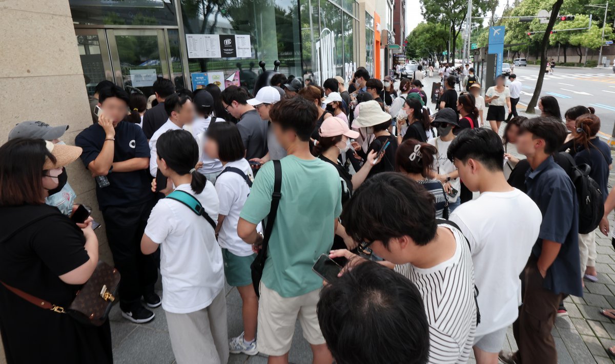 25일 오후 서울 강남구 티몬 본사 사옥 앞에서 ‘정산 지연 사태’로 환불을 요구하는 피해자들로 붐비고 있다. 2024.7.25. 뉴스1