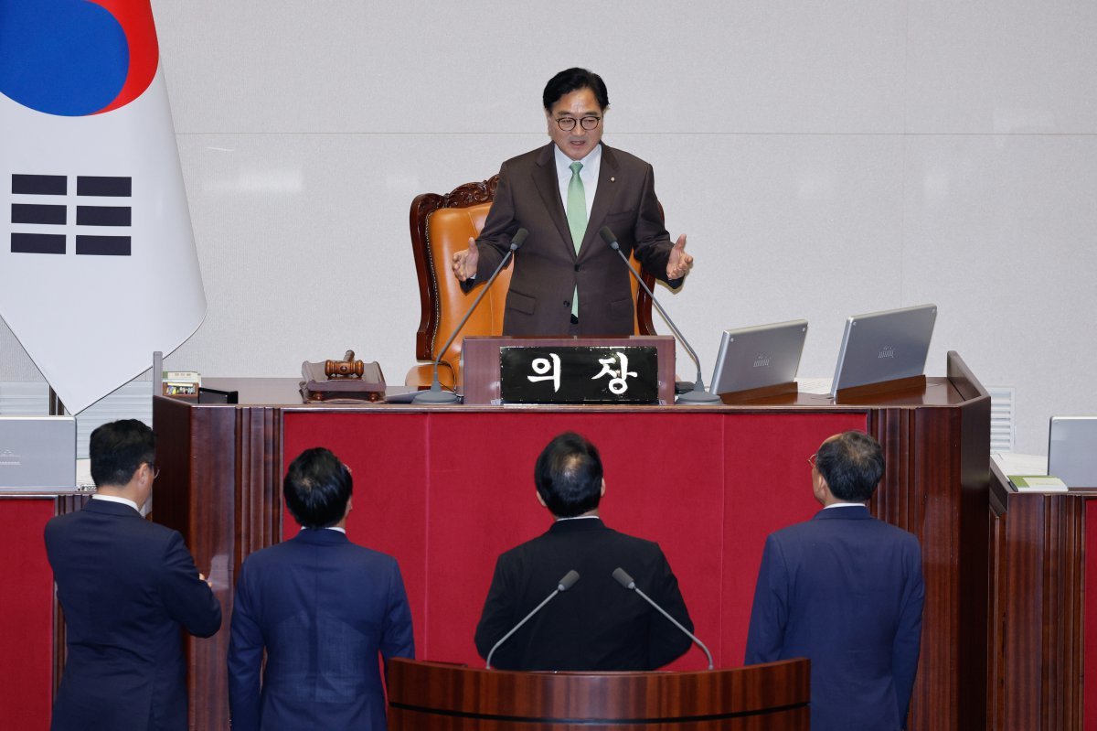 박찬대 더불어민주당 대표 직무대행 겸 원내대표(단상 앞 왼쪽부터), 박성준 원내수석부대표, 배준영 국민의힘 원내수석부대표, 추경호 원내대표가 25일 오후 서울 여의도 국회에서 열린 제416회국회(임시회) 제1차 본회의에서 우원식 국회의장에게 의사진행 관련 항의 및 대화하고 있다. 2024.7.25/뉴스1