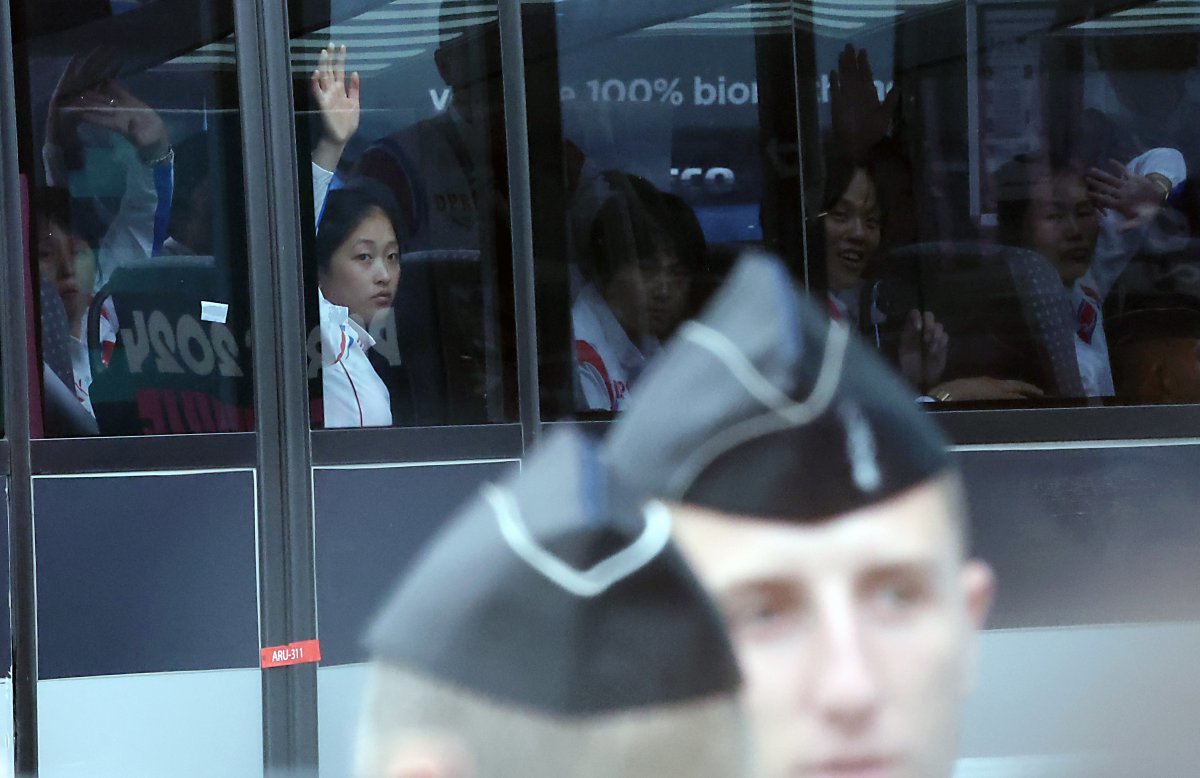 North Korean athletes participating in the 2024 Paris Olympics, including Ahn Chang-ok, entered France through Charles de Gaulle Airport in Paris on the afternoon of the 21st (Korean time) and boarded a bus to wave to the France-North Korea friendship welcoming group. 2024.7.21/News 1