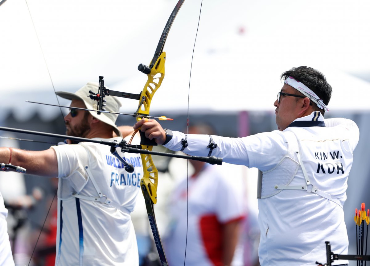 Kim Woo-jin, a member of the national men's archery team for the 2024 Paris Olympics, is shooting an arrow in the men's archery individual ranking round held at Invalides in Paris, France on the afternoon of the 25th (local time). 2024.7.25 Paris = Olympic Photo Joint Press Corps / YSH