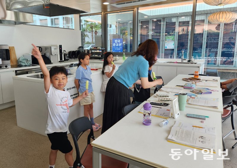 24일 광주 동구 인문학당 공유 부엌에서 초등학생들이 음식 등에 대한 수업을 받고 
있다. 광주=이형주 기자 peneye09@donga.com