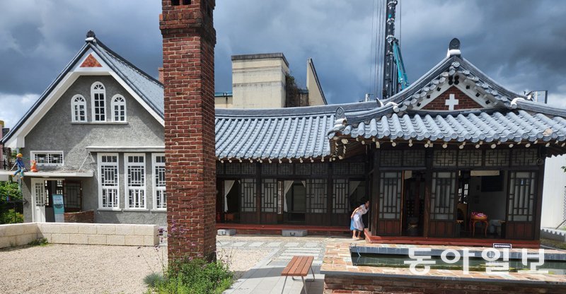 광주 동구 인문학당 본채는 이탈리아, 일본, 한국 등 3개 국가 건축양식이 묻어나는 독특한 건물이었다. 본채는 한집이지만 두 
개의 집처럼 보이는 묘한 매력을 지녔다. 광주=이형주 기자 peneye09@donga.com