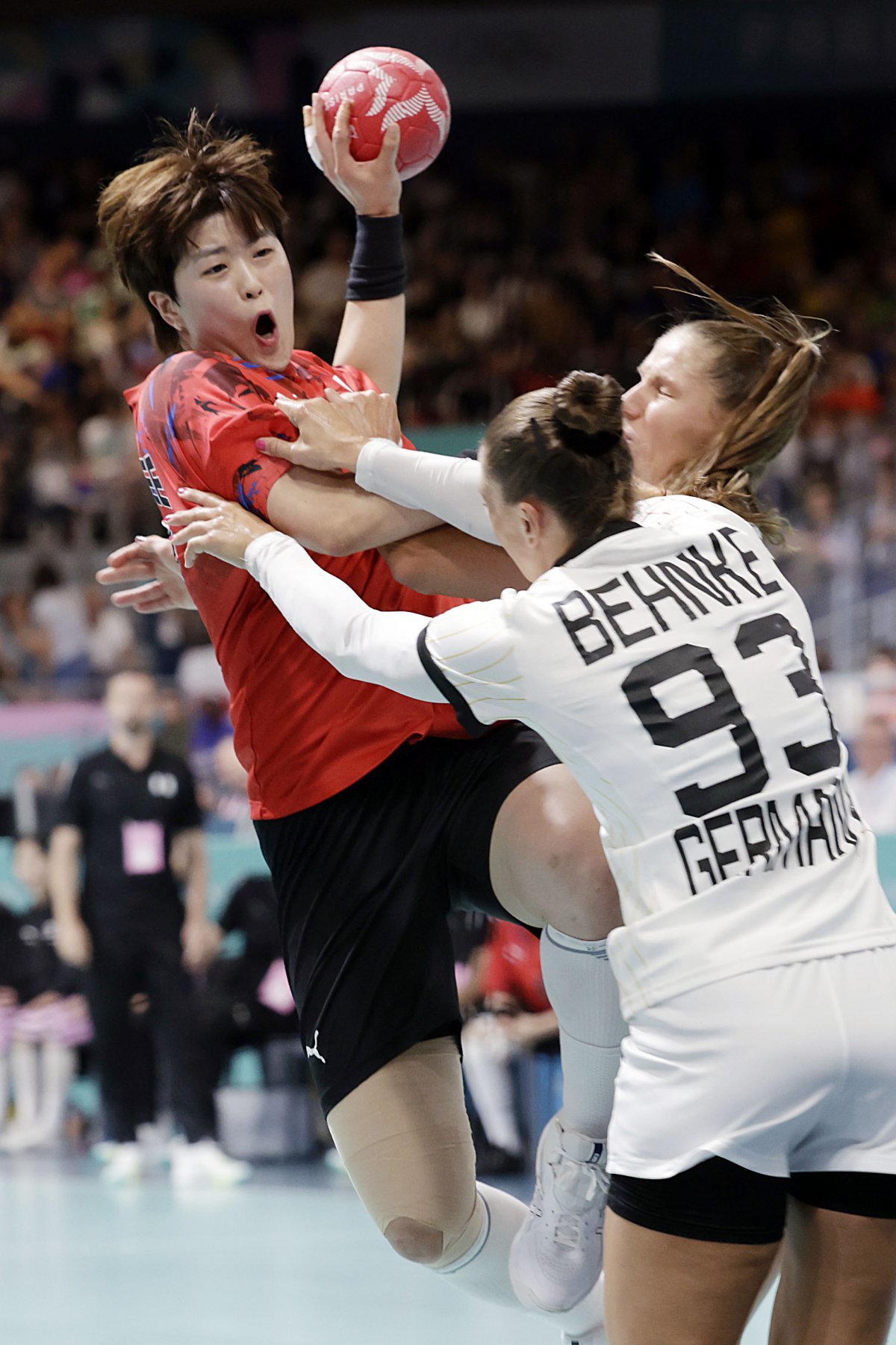 Eun-hee Ryu makes a shot during the 2024 Paris Olympics handball preliminary match between Korea and Germany held at South Paris Arena 6 in Paris, France on the 25th (local time). 2024.07.25. Newsis