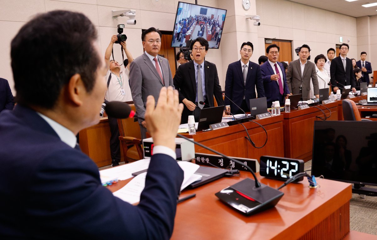 지난 19일 오후 서울 여의도 국회 법제사법위원회에서 열린 ‘윤석열 대통령 탄핵소추안 즉각 발의 요청에 관한 청원 관련 1차 청문회’에서 정청래 위원장이 곽규택 국민의힘 의원을 향해 “계속 째려보고 있다“며 발언권을 중지한다고 하자 여당 의원들이 반발하고 있다. 2024.7.19/뉴스1