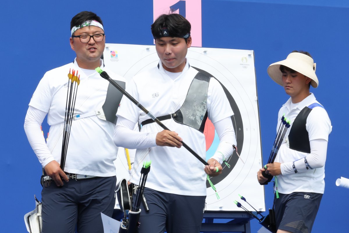 2024 파리올림픽 대한민국 양궁대표팀 김우진, 이우석, 김제덕(왼쪽부터)이 25일(한국시간) 프랑스 파리 레쟁발리드에서 열린 남자 개인 랭킹 라운드에서 점수를 확인하고 있다. 2024.7.25/뉴스1 ⓒ News1