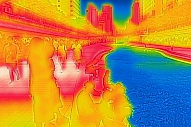 열화상 카메라에 담긴 서울 종로구 청계천 산책로 일대 높은 온도를 나타내는 부분이 붉게 표시되고 있다.(열화상카메라 촬영)2024.6.20/뉴스1 ⓒ News1