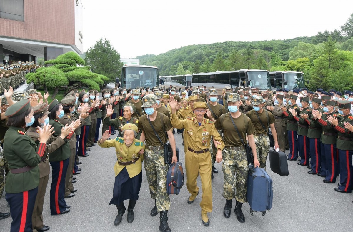 북한 노동당 기관지 노동신문은 26일 조국해방전쟁(한국전쟁)승리 71주년 경축행사에 참가하기 위해 전국의 전쟁로병(참전용사)들과 전시공로자들, 군수공업 부문의 일꾼, 노력혁신자들이 25일 평양에 도착했다고 보도했다. 평양 노동신문=뉴스1