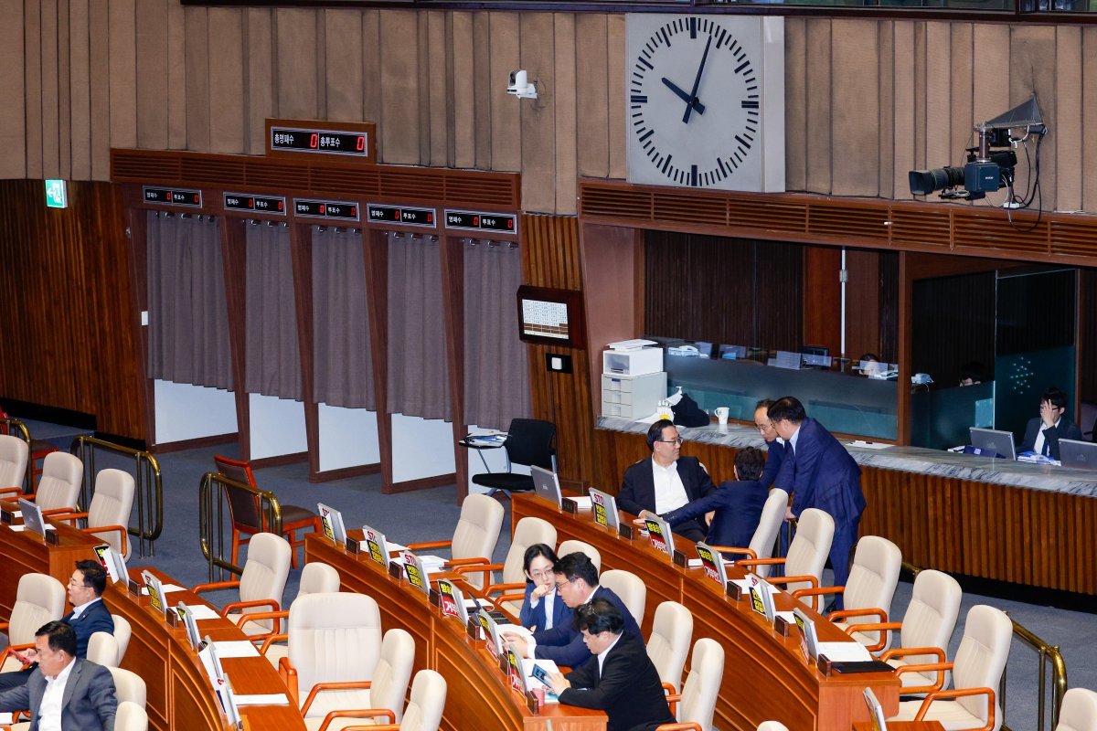 추경호 국민의힘 원내대표가 25일 오후 10시쯤 서울 여의도 국회에서 방통위법(방송통신위원회의 설치 및 운영에 관한 법률 일부개정법률안)에 반대하는 최형두 의원의 무제한 토론(필리버스터)을 들으며 주호영 의원 등과 대화하고 있다. 2024.7.25. 뉴스1