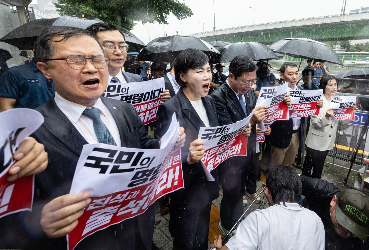 김승원 국회 법제사법위원회 더불어민주당 간사를 비롯한 야당 의원들이 26일 오후 서울 용산구 대통령관저 인근에서 열린 윤석열 대통령의 부인 김건희 여사 청문회 불출석 규탄 및 출석 촉구 기자회견에서 구호를 외치고 있다. 2024.7.26. 뉴스1