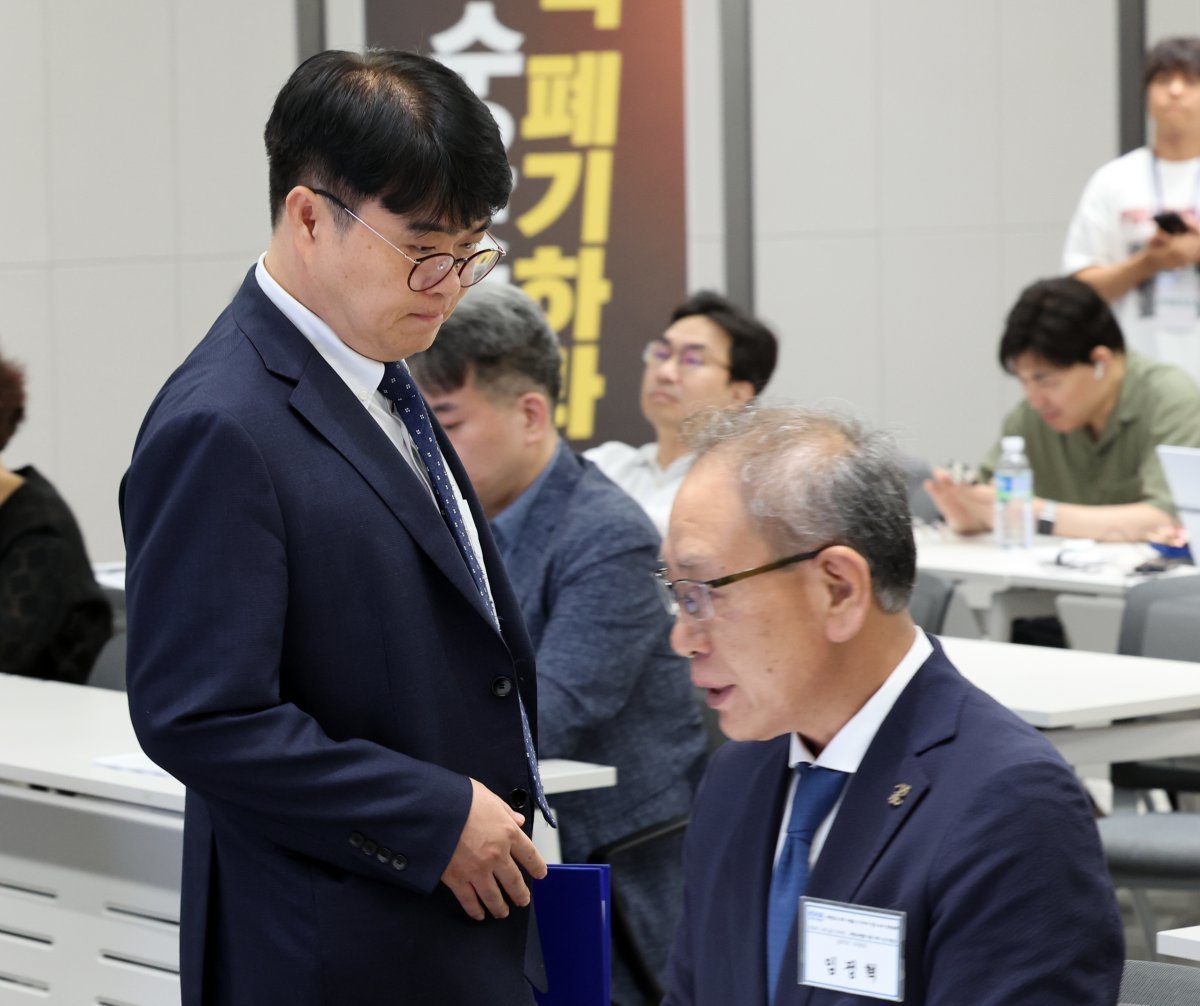 임현택 대한의사협회(의협) 회장이 26일 오후 서울 용산구 의협회관에서 열린 ‘대한민국 의료 사활을 건 제1차 전국의사 대토론회’에서 격려사를 마치고 이동하고 있다.  의협이 주도한 범의료계 협의체 ‘올바른 의료를 위한 특별위원회’(올특위)는 이날 대토론회를 끝으로 활동을 종료한다. 2024.7.26/뉴스1