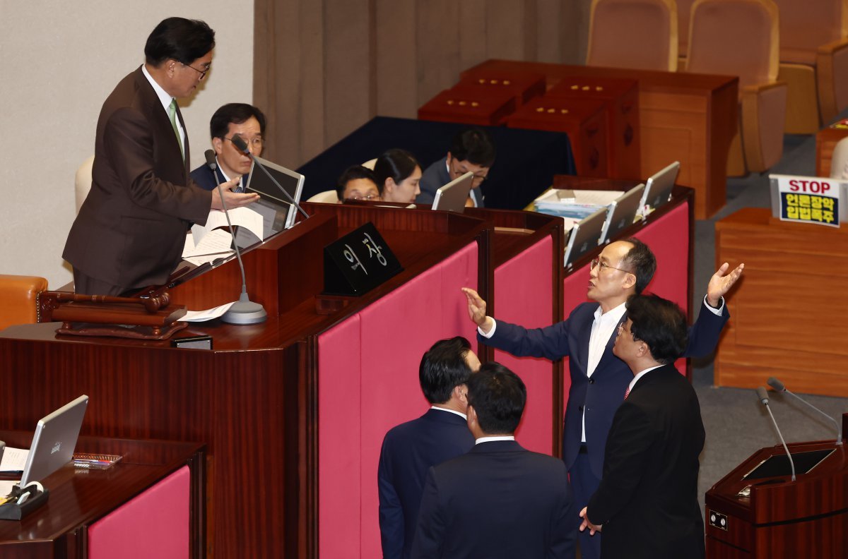 박찬대 더불어민주당 대표 직무대행 겸 원내대표(단상 앞 왼쪽부터), 박성준 원내수석부대표, 배준영 국민의힘 원내수석부대표, 추경호 원내대표가 25일 오후 서울 여의도 국회에서 열린 제416회국회(임시회) 제1차 본회의에서 우원식 국회의장에게 가 의사진행 관련 항의 및 대화하고 있다. 2024.7.25/뉴스1