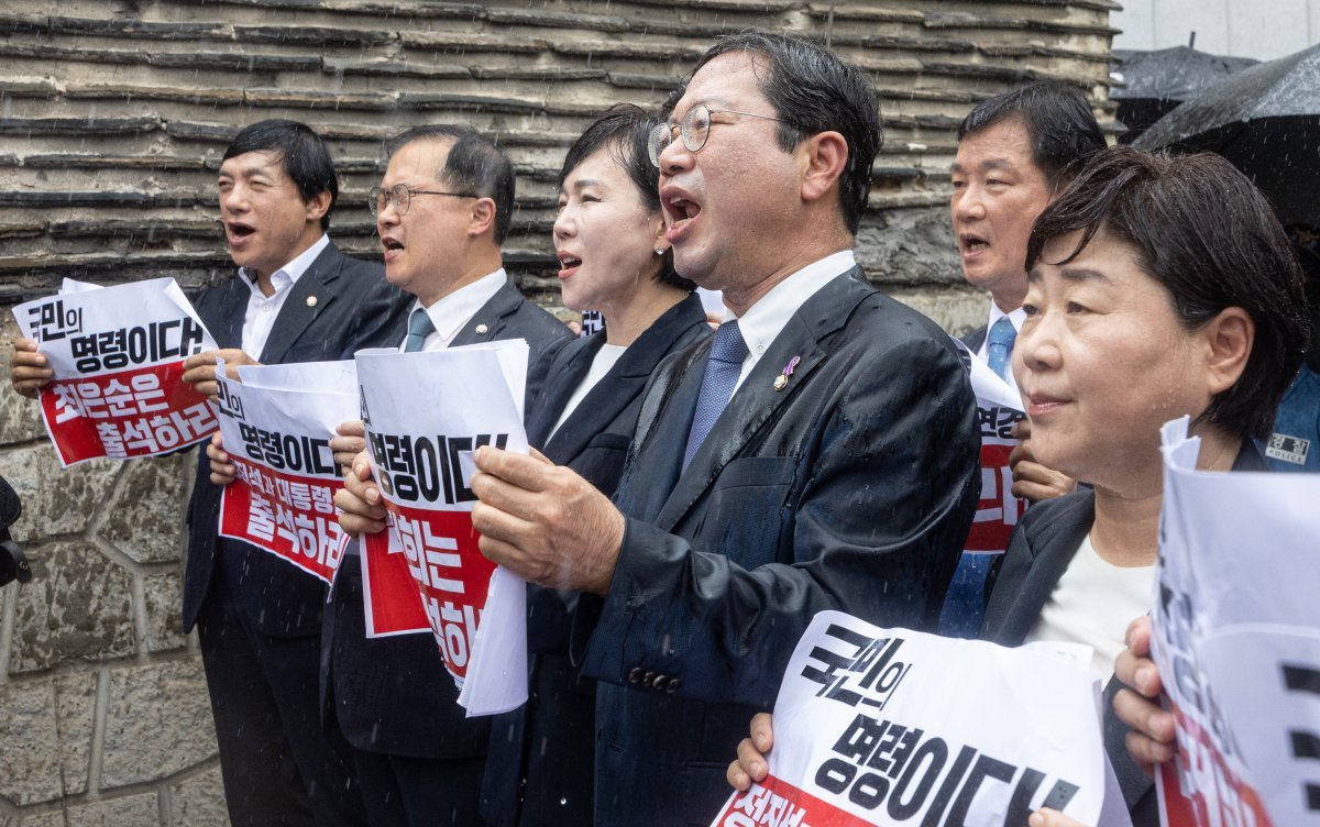 김승원 국회 법제사법위원회 더불어민주당 간사를 비롯한 야당 의원들이 26일 오후 서울 용산구 대통령관저 인근에서 열린 윤석열 대통령의 부인 김건희 여사 청문회 불출석 규탄 및 출석 촉구 기자회견에서 구호를 외치고 있다. 2024.7.26/뉴스1