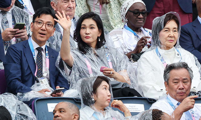 On the 26th (local time) ahead of the opening ceremony of the 2024 Paris Olympics, Hong Ra-hee (from right), director of the Leeum, Samsung Museum of Art, Lee Seo-hyun, president of Samsung C&T, and Kim Jae-yeol, president of Samsung Global Research, are seated at the opening ceremony venue set up at Trocadero Square in Paris, France. (Joint reporting) 2024.07.27.