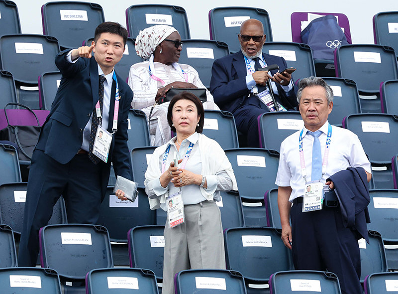 Lee Ki-heung, Chairman of the Korea Sports Council, and Ryu Seung-min, Chairman of the Korea Table Tennis Association and Athletes' Commission member of the International Olympic Committee (IOC), attend the opening ceremony of the 2024 Paris Olympics held at Trocadero Square in Paris, France on the 26th (local time). (Joint coverage) 2024.07.27.