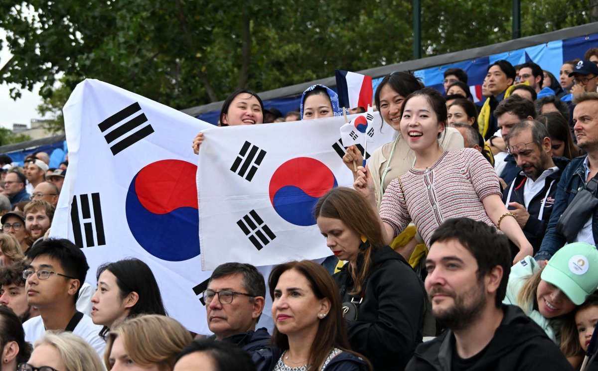 Attendees, including Korean spectators, are crowded at the opening ceremony of the 2024 Paris Olympics held on the Seine River in Paris, France on the 26th (local time). Paris = Olympic Photo Joint Press Corps