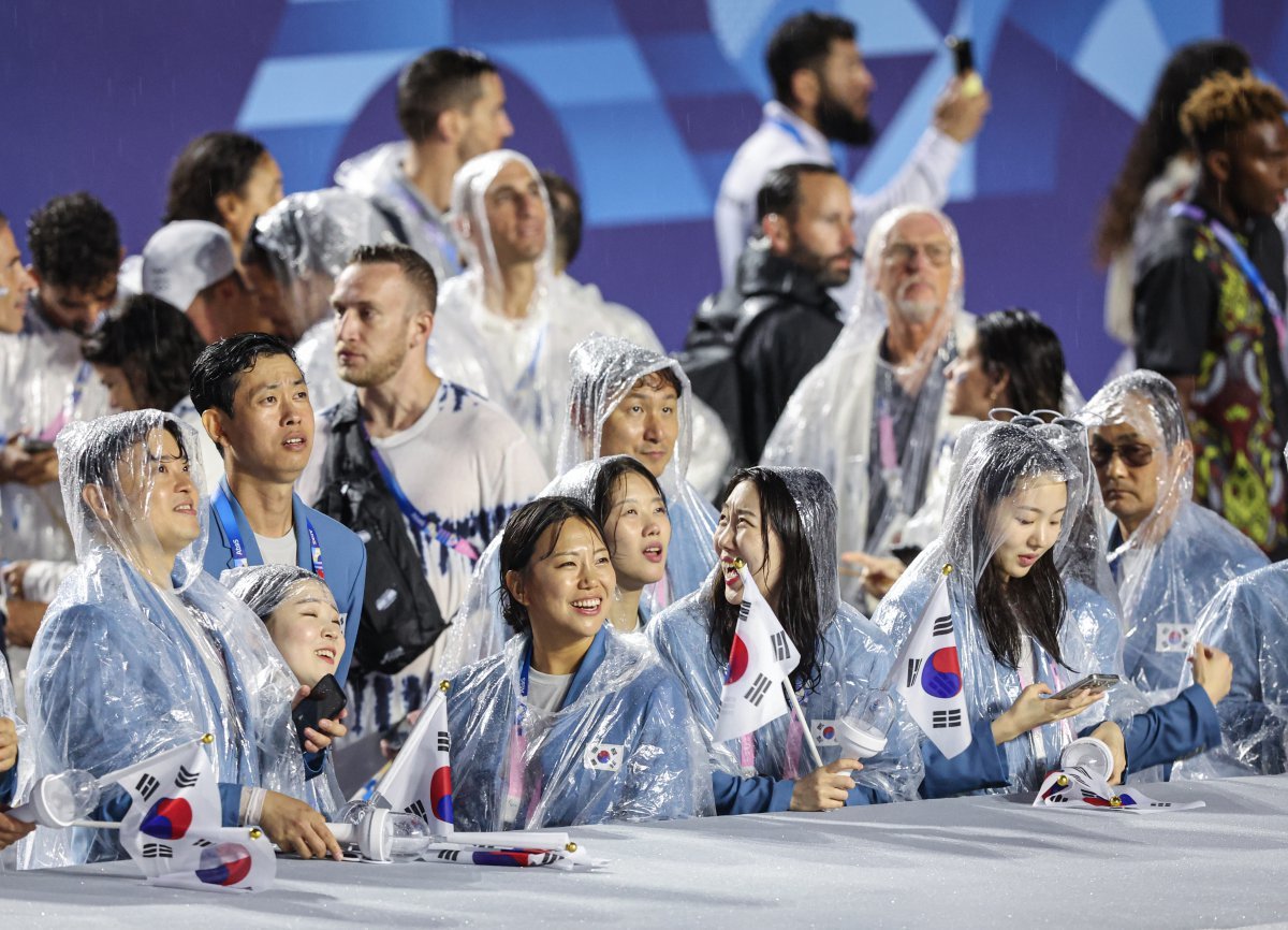 2024 파리올림픽 개회식이 열린 27일(한국시간) 프랑스 파리 센강을 따라 선상행진을 마친 대한민국 선수들이 트로카데로광장에 설치된 개회식장에 들어서 있다. 2024.7.27 뉴스1